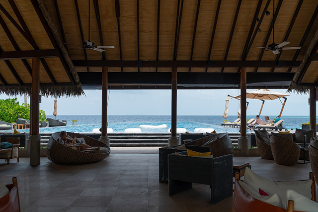 lounge piscina fushifaru maldive