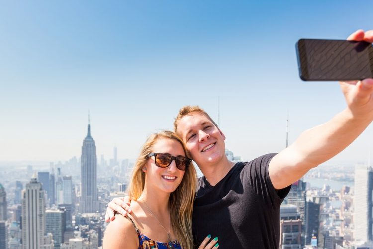 turisti fac poze panorama new york