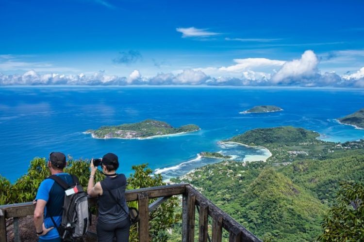 Panorama insulei Mahe vazuta de pe Morne Blanc Trail