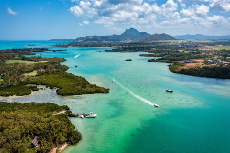 Vedere generala a insulei Ile aux Cerfs din Mauritius