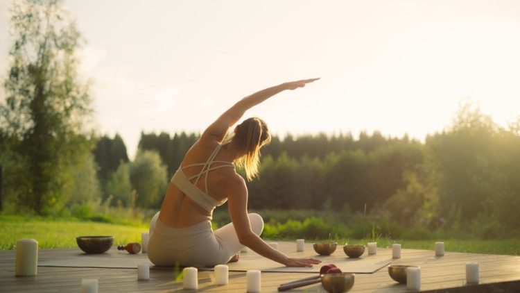 persoana in retreat de yoga