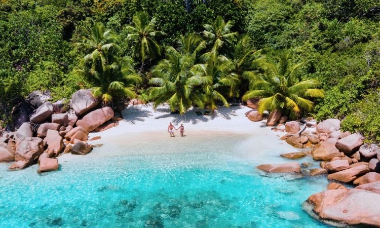 turisti pe plaja in seychelles
