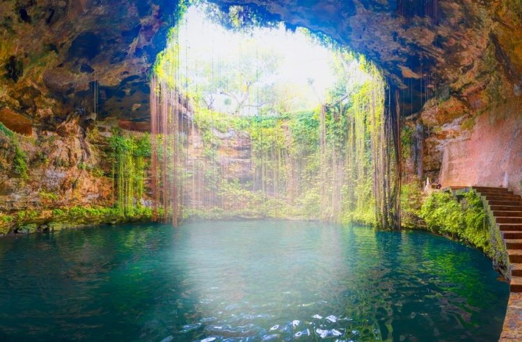 o imagine cu o cenotă spectaculoasă din Yucatan